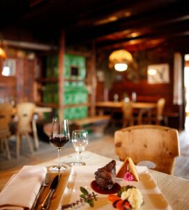 csm_biohotel-grafenast-essen-am-tisch_81779d0ee6